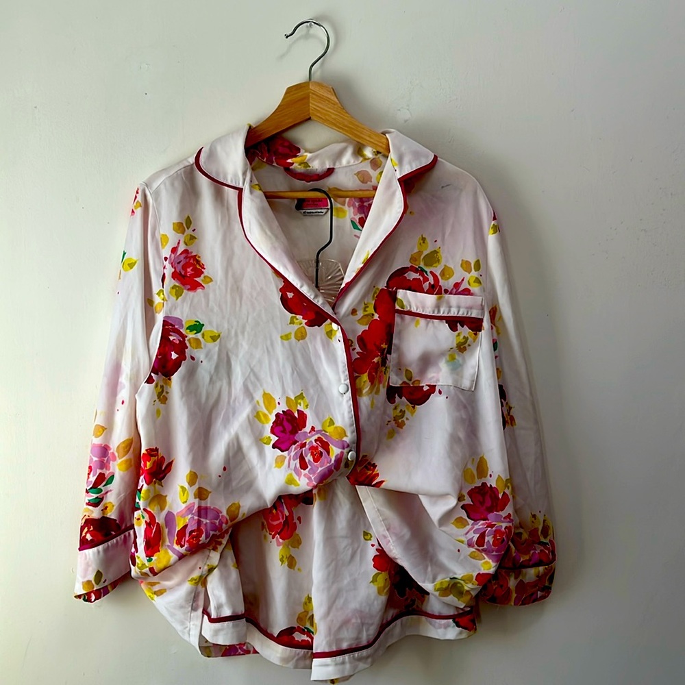 Kate Spade pajama set with pretty floral pattern. Women’s size XL.